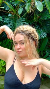 Lua Blanco Instagram - mais uma da série tranças pro verão: como tirar o cabelo do pescoço sem esconder o volume ou os cachos? descubram comigo! e comenta o que achou 👑 #tranças #trançacoroa #cabelo #tutorial #braidsbyme