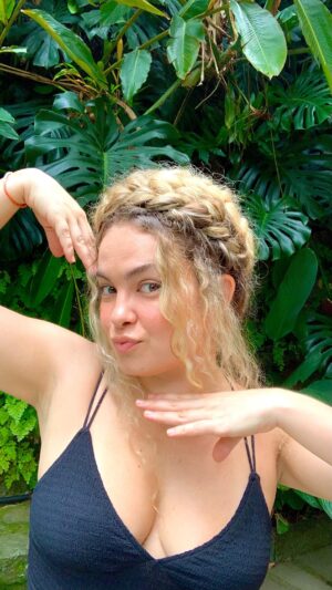 Lua Blanco Instagram - mais uma da série tranças pro verão: como tirar o cabelo do pescoço sem esconder o volume ou os cachos? descubram comigo! e comenta o que achou 👑 #tranças #trançacoroa #cabelo #tutorial #braidsbyme