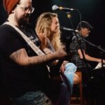 Lua Blanco Instagram - um trecho de um dos meus momentos favoritos do show com meu pai @billynho_blanco em que recebemos no palco meu parceiro @andresigaud e tocamos juntos a Todo Amor Em Forma de Canção, composição do @gugasabatie que gravamos no nosso álbum Órbita da @luablancoeaorbita. que especial ter esse momento de tantas interseções de amor e criação! 💕 📷 @fromgabe 👗 @imvictorvih 💄 @_tomegeovana