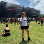 Lua Blanco Instagram - hoje é dia de festival emo e de fato tem sido emocionante! fiz uma trança holandesa estilo moicano pra aguentar o calor. minha irmã @sol.blancos personalizou minha camisa, @maalvesoficial fez pulseiras pra mim e a @_tomegeovana fez uma make bem emo. obrigada equipe! e principalmente obrigada @andresigaud por ter inspirado e por apoiar até hoje o meu lado emo. love you!