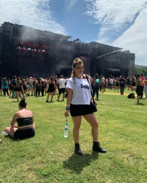 Lua Blanco Instagram - hoje é dia de festival emo e de fato tem sido emocionante! fiz uma trança holandesa estilo moicano pra aguentar o calor. minha irmã @sol.blancos personalizou minha camisa, @maalvesoficial fez pulseiras pra mim e a @_tomegeovana fez uma make bem emo. obrigada equipe! e principalmente obrigada @andresigaud por ter inspirado e por apoiar até hoje o meu lado emo. love you!