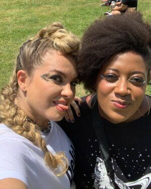 Lua Blanco Instagram - hoje é dia de festival emo e de fato tem sido emocionante! fiz uma trança holandesa estilo moicano pra aguentar o calor. minha irmã @sol.blancos personalizou minha camisa, @maalvesoficial fez pulseiras pra mim e a @_tomegeovana fez uma make bem emo. obrigada equipe! e principalmente obrigada @andresigaud por ter inspirado e por apoiar até hoje o meu lado emo. love you!