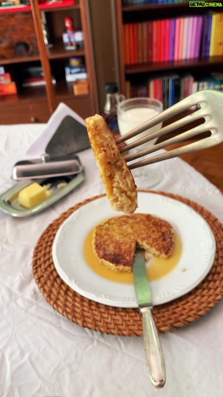 Lua Blanco Instagram - panqueca sempre foi meu café da manhã favorito, e essa receita de panqueca saudável super atende essa demanda, é fácil de fazer e é delicioso! ingredientes: 1 banana 1 ovo 3 colheres de aveia 1 pitada de canela bate tudo e frita em fogo baixo 😋 no video finalizo com a calda de maple que ganhei da @estrelablanco e @yascampbell, mas o sugerido é mel, melado, geleia, ou só manteiga mesmo. até sem nada é bom! me conta nos comentários se vc fizer! 😘 #bananapancakes #maplesyrup #panqueca #banana #receita #cafedamanha #breakfast