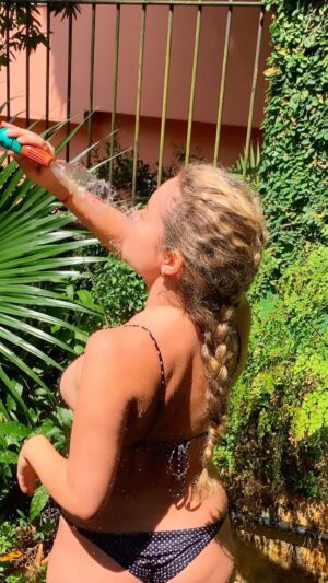 Lua Blanco Instagram - nem sempre é fácil fazer vídeo de trança 😅

aviso: o album Órbita finalmente chegou no instagram! agora podem usar as músicas novas de trilha dos seus vídeos 🥰

#trança #cabelo #musica #palhacito