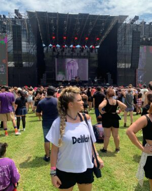 Lua Blanco Instagram - hoje é dia de festival emo e de fato tem sido emocionante! fiz uma trança holandesa estilo moicano pra aguentar o calor. minha irmã @sol.blancos personalizou minha camisa, @maalvesoficial fez pulseiras pra mim e a @_tomegeovana fez uma make bem emo. obrigada equipe! e principalmente obrigada @andresigaud por ter inspirado e por apoiar até hoje o meu lado emo. love you!