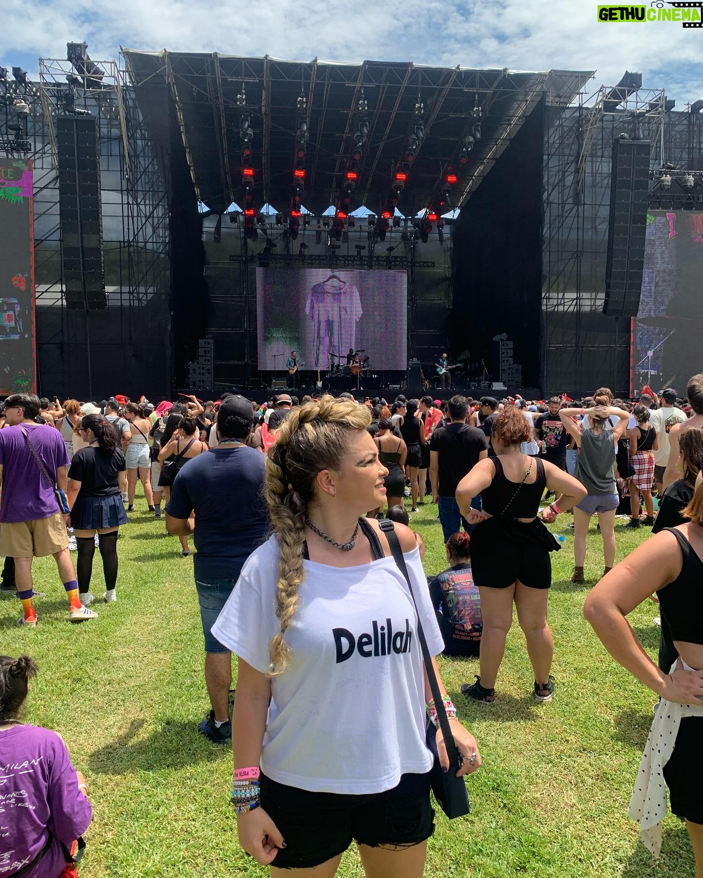 Lua Blanco - 18.2K Likes - hoje é dia de festival emo e de fato tem sido emocionante! fiz uma trança holandesa estilo moicano pra aguentar o calor. minha irmã @sol.blancos personalizou minha camisa, @maalvesoficial fez pulseiras pra mim e a @_tomegeovana fez uma make bem emo. obrigada equipe! e principalmente obrigada @andresigaud por ter inspirado e por apoiar até hoje o meu lado emo. love you!