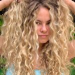 Lua Blanco Instagram – truque que faço pra acordar com o cabelo cheio e definido:

1- lavo o cabelo com shampoo e condicionador hidratantes 
2- passo ativador de cachos depois do banho, amassando bastante as pontas.
3- enrolo na toalha e depois deixo um tempo secando com uma piranha fixa pra deixar a raiz levantada.
4- faço difusor e passo um baby liss médio em algumas mechas da capa pra incentivar o cacho.
5- vou dormir e ele acorda assim!

comenta o que achou do resultado! 🦁✨

#cabelo #cachos #haircare