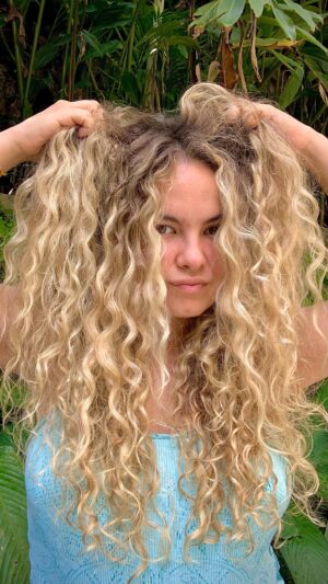 Lua Blanco Instagram - truque que faço pra acordar com o cabelo cheio e definido:

1- lavo o cabelo com shampoo e condicionador hidratantes 
2- passo ativador de cachos depois do banho, amassando bastante as pontas.
3- enrolo na toalha e depois deixo um tempo secando com uma piranha fixa pra deixar a raiz levantada.
4- faço difusor e passo um baby liss médio em algumas mechas da capa pra incentivar o cacho.
5- vou dormir e ele acorda assim!

comenta o que achou do resultado! 🦁✨

#cabelo #cachos #haircare