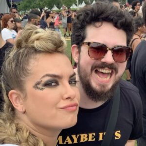 Lua Blanco Instagram - hoje é dia de festival emo e de fato tem sido emocionante! fiz uma trança holandesa estilo moicano pra aguentar o calor. minha irmã @sol.blancos personalizou minha camisa, @maalvesoficial fez pulseiras pra mim e a @_tomegeovana fez uma make bem emo. obrigada equipe! e principalmente obrigada @andresigaud por ter inspirado e por apoiar até hoje o meu lado emo. love you!