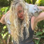 Lua Blanco Instagram – esse ano ganhei um gato da @sol.blancos, que virou o amor da minha vida, e se alguém um dia me nomeasse pessoa do ano eu também levaria ele no ensaio fotográfico. gostaram da recriação? 😛 @ogatinhovinicius