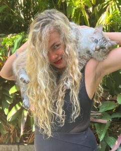 Lua Blanco Instagram - esse ano ganhei um gato da @sol.blancos, que virou o amor da minha vida, e se alguém um dia me nomeasse pessoa do ano eu também levaria ele no ensaio fotográfico. gostaram da recriação? 😛 @ogatinhovinicius