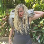 Lua Blanco Instagram – esse ano ganhei um gato da @sol.blancos, que virou o amor da minha vida, e se alguém um dia me nomeasse pessoa do ano eu também levaria ele no ensaio fotográfico. gostaram da recriação? 😛 @ogatinhovinicius