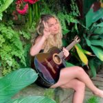 Lua Blanco Instagram - hoje pintou um John Mayer na minha aula de violão! amo essa musica de paixão. qual outra você quer que eu aprenda a tocar? #DearMarie #cover #musica #auladeviolão #johnmayer #guitar