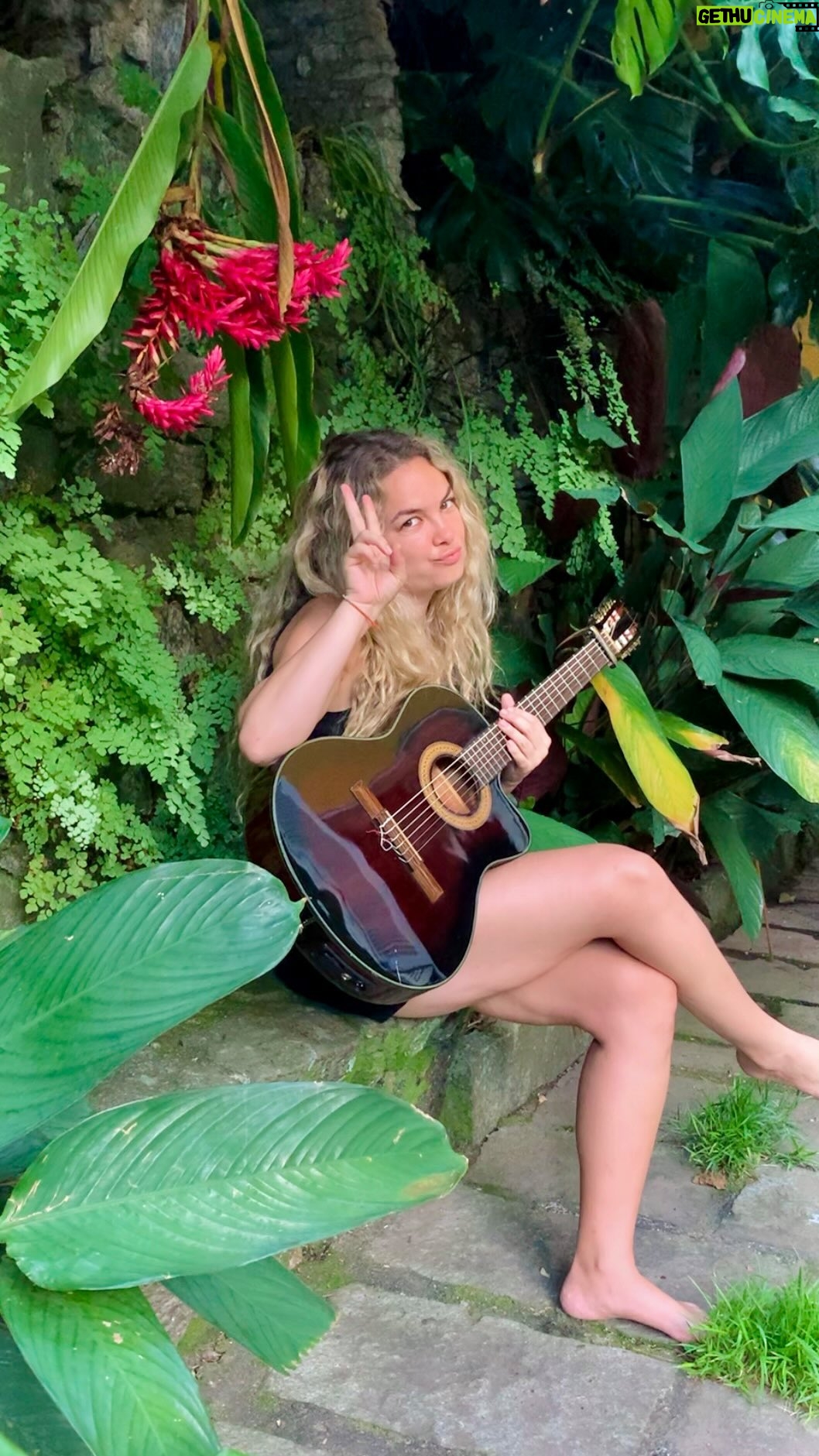 Lua Blanco Instagram - hoje pintou um John Mayer na minha aula de violão! amo essa musica de paixão. qual outra você quer que eu aprenda a tocar? #DearMarie #cover #musica #auladeviolão #johnmayer #guitar