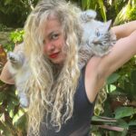 Lua Blanco Instagram – esse ano ganhei um gato da @sol.blancos, que virou o amor da minha vida, e se alguém um dia me nomeasse pessoa do ano eu também levaria ele no ensaio fotográfico. gostaram da recriação? 😛 @ogatinhovinicius