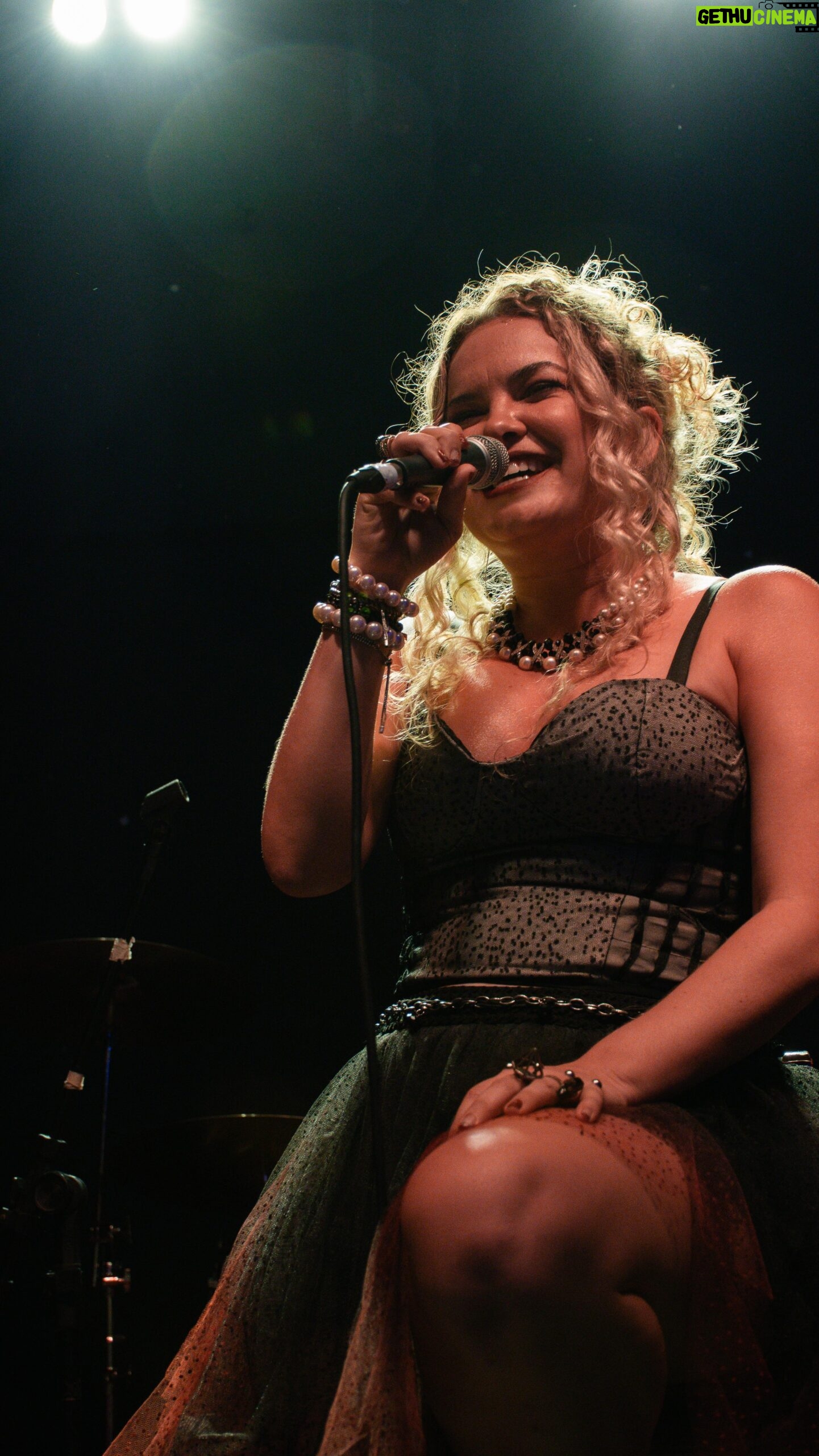 Lua Blanco Instagram - faz uma semana que realizei meu sonho de fazer show com a minha banda de novo. quem estava lá sabe como foi especial. amo vocês. #tbt @andresigaud @hurdy_rique @luablancoeaorbita #TodoAmorEmFormaDeCanção 📷 @fromgabe