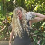Lua Blanco Instagram – esse ano ganhei um gato da @sol.blancos, que virou o amor da minha vida, e se alguém um dia me nomeasse pessoa do ano eu também levaria ele no ensaio fotográfico. gostaram da recriação? 😛 @ogatinhovinicius