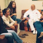 Lua Blanco Instagram – Essa foto do #tbt de hoje faz 20 anos este ano. Eu tinha 17 anos e estávamos ensaiando a música Se Gente Grande Soubesse que faria parte do DVD do vovô Billy que seria filmado nesse mesmo ano de 2004, e lançado em janeiro do ano seguinte. Olhando pra foto me sinto de volta naquele cantinho da sala onde ficava o piano e onde todos os nossos ensaios aconteciam. Lembro do vovô cantando com a gente, dos comentários que ele fazia nos intervalos, do meu pai dirigindo tudo e das minhas irmãs cantando junto. É uma formação que não veremos mais, mas que que está tão viva na minha memória que parece que está acontecendo de novo cada vez que olho pra foto. Obrigada primo pelo registro @marcelblancopro 🤍