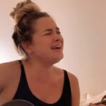Lua Blanco Instagram - ganhando cada vez mais uma nova admiração por quem toca violão e canta ao mesmo tempo, e eu ainda nem cheguei no dedilhado! #auladeviolão 🎶 even though i am a tragic amateur on the guitar, i just had to learn my teen fav #heytheredelilah before i see the @plainwhitets live in march! can’t wait 😵