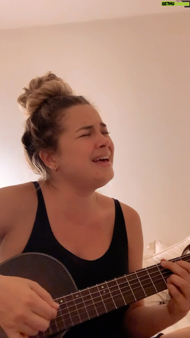 Lua Blanco Instagram - ganhando cada vez mais uma nova admiração por quem toca violão e canta ao mesmo tempo, e eu ainda nem cheguei no dedilhado! #auladeviolão 🎶 even though i am a tragic amateur on the guitar, i just had to learn my teen fav #heytheredelilah before i see the @plainwhitets live in march! can’t wait 😵