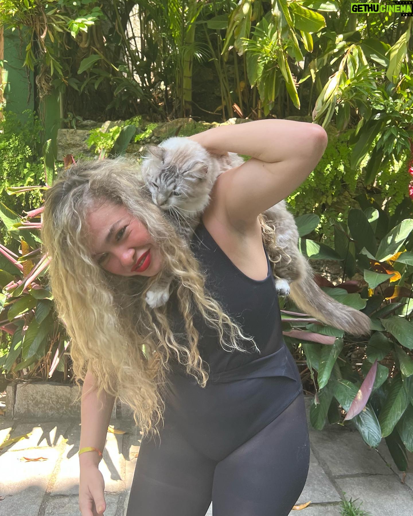 Lua Blanco Instagram - esse ano ganhei um gato da @sol.blancos, que virou o amor da minha vida, e se alguém um dia me nomeasse pessoa do ano eu também levaria ele no ensaio fotográfico. gostaram da recriação? 😛 @ogatinhovinicius