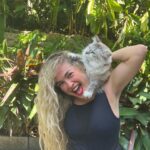 Lua Blanco Instagram – esse ano ganhei um gato da @sol.blancos, que virou o amor da minha vida, e se alguém um dia me nomeasse pessoa do ano eu também levaria ele no ensaio fotográfico. gostaram da recriação? 😛 @ogatinhovinicius