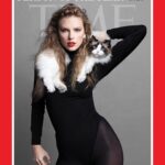 Lua Blanco Instagram – esse ano ganhei um gato da @sol.blancos, que virou o amor da minha vida, e se alguém um dia me nomeasse pessoa do ano eu também levaria ele no ensaio fotográfico. gostaram da recriação? 😛 @ogatinhovinicius