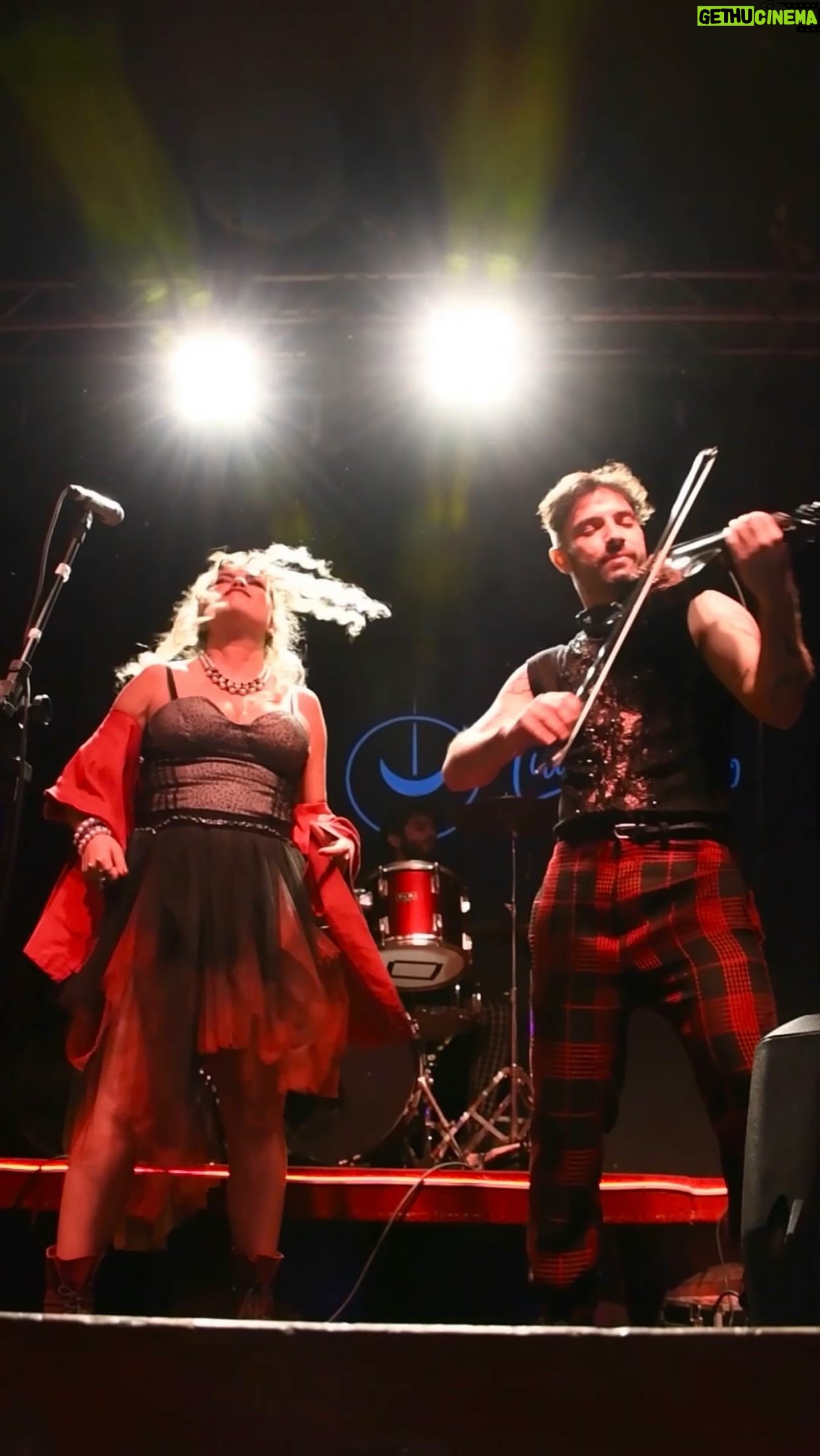 Lua Blanco Instagram - algumas imagens do show de lançamento do álbum de quinta com a minha banda @luablancoeaorbita. fica aqui um agradecimento especial a todos que saíram de suas casas (às vezes até suas cidades) pra estar com a gente nessa noite tão especial. ao meu fandom, um obrigada especial a todos os seus representantes que estavam cantando todas as músicas na primeira fileira. foi perfeito o retorno de vocês a tudo que preparamos. ♥️ também quero agradecer à nossa assessora de imprensa @juliadinizzd pela ajuda na divulgação e em tudo mais. mais um carinho especial pros meus estilistas @thenoahninja e @sol.blancos por terem criado meu figurino do zero; e à @makegonzovivi por cuidar sempre da minha beleza. e de novo 🗣️ um grito de amor por essa banda que agora quero sempre comigo @blancocdani @heyjucks @wagner.monaco @cjmusicaebemestar, que sorte essa química ter dado tão certo. ♥️ @luablancoeaorbita @andresigaud @hurdy_rique 📷 @fromgabe