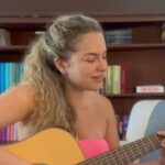 Lua Blanco Instagram - minha avó @mh.ribeiro me mandou um vídeo cantando essa música no karaokê com a minha mãe e fiquei com vontade de cantá-la também. acham que vale tirar direito no violão? 📯