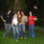 Lua Blanco Instagram - essa semana choveu #tbt na minha horta! minha antiga turma da faculdade de Letras abriu um grupo pra combinar um reencontro, e em uma semana já estamos inundados de recordações e fotografias perdidas da época pré smartphone. obrigada @quel87_ e @influencerentediada por terem fotografado tanto e terem esses arquivos guardados. selecionei algumas das muitas fotos pra mostrar pra vcs como eu era com 20 anos.🥹🥰 ps: as fotos 1 e 2 são do primeiro ensaio da nossa banda ever, na casa da minha família e que marcou o início de uma era. fico muito feliz e grata de ver que continuo fazendo música com os meninos e que minhas melhores amigas continuam na minha vida desde aquela época. ♥️
