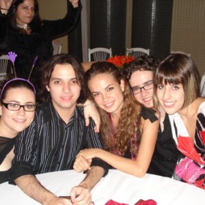 Lua Blanco Instagram - essa semana choveu #tbt na minha horta! minha antiga turma da faculdade de Letras abriu um grupo pra combinar um reencontro, e em uma semana já estamos inundados de recordações e fotografias perdidas da época pré smartphone. obrigada @quel87_ e @influencerentediada por terem fotografado tanto e terem esses arquivos guardados. selecionei algumas das muitas fotos pra mostrar pra vcs como eu era com 20 anos.🥹🥰

ps: as fotos 1 e 2 são do primeiro ensaio da nossa banda ever, na casa da minha família e que marcou o início de uma era. fico muito feliz e grata de ver que continuo fazendo música com os meninos e que minhas melhores amigas continuam na minha vida desde aquela época. ♥️
