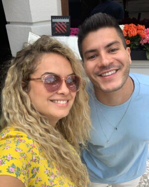 Lua Blanco Instagram - Pra quem queria saber sobre LuAr, mando notícias do lado de cá que estamos bem, fizemos as pazes e está tudo certo. Tínhamos uma roupa suja pra lavar, que não vou expor aqui pq vocês não tem idade pra isso 🤣 mas ele me levou pra almoçar dia 04/11/23 na minha churrascaria favorita, e nem me deixou pagar. falamos de forma limpa e natural, como se nenhum tempo tinha passado desde os 11 anos que ficamos sem se falar. foi como acordar de um sonho, e foi ainda melhor porque parece que uma névoa se dissipou e pude ver como ele é lindo e temente às Deus, eu achava que ele era só um chicken little, mas quem não ama um galeto, né? Agora quando abro a geladeira eu já sei o que eu quero comer e não preciso ficar gastando energia.