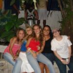 Lua Blanco Instagram - essa semana choveu #tbt na minha horta! minha antiga turma da faculdade de Letras abriu um grupo pra combinar um reencontro, e em uma semana já estamos inundados de recordações e fotografias perdidas da época pré smartphone. obrigada @quel87_ e @influencerentediada por terem fotografado tanto e terem esses arquivos guardados. selecionei algumas das muitas fotos pra mostrar pra vcs como eu era com 20 anos.🥹🥰 ps: as fotos 1 e 2 são do primeiro ensaio da nossa banda ever, na casa da minha família e que marcou o início de uma era. fico muito feliz e grata de ver que continuo fazendo música com os meninos e que minhas melhores amigas continuam na minha vida desde aquela época. ♥️