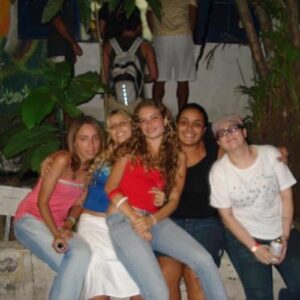 Lua Blanco Instagram - essa semana choveu #tbt na minha horta! minha antiga turma da faculdade de Letras abriu um grupo pra combinar um reencontro, e em uma semana já estamos inundados de recordações e fotografias perdidas da época pré smartphone. obrigada @quel87_ e @influencerentediada por terem fotografado tanto e terem esses arquivos guardados. selecionei algumas das muitas fotos pra mostrar pra vcs como eu era com 20 anos.🥹🥰

ps: as fotos 1 e 2 são do primeiro ensaio da nossa banda ever, na casa da minha família e que marcou o início de uma era. fico muito feliz e grata de ver que continuo fazendo música com os meninos e que minhas melhores amigas continuam na minha vida desde aquela época. ♥️