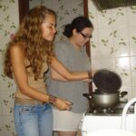 Lua Blanco Instagram - essa semana choveu #tbt na minha horta! minha antiga turma da faculdade de Letras abriu um grupo pra combinar um reencontro, e em uma semana já estamos inundados de recordações e fotografias perdidas da época pré smartphone. obrigada @quel87_ e @influencerentediada por terem fotografado tanto e terem esses arquivos guardados. selecionei algumas das muitas fotos pra mostrar pra vcs como eu era com 20 anos.🥹🥰 ps: as fotos 1 e 2 são do primeiro ensaio da nossa banda ever, na casa da minha família e que marcou o início de uma era. fico muito feliz e grata de ver que continuo fazendo música com os meninos e que minhas melhores amigas continuam na minha vida desde aquela época. ♥️