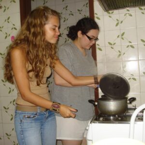 Lua Blanco Instagram - essa semana choveu #tbt na minha horta! minha antiga turma da faculdade de Letras abriu um grupo pra combinar um reencontro, e em uma semana já estamos inundados de recordações e fotografias perdidas da época pré smartphone. obrigada @quel87_ e @influencerentediada por terem fotografado tanto e terem esses arquivos guardados. selecionei algumas das muitas fotos pra mostrar pra vcs como eu era com 20 anos.🥹🥰

ps: as fotos 1 e 2 são do primeiro ensaio da nossa banda ever, na casa da minha família e que marcou o início de uma era. fico muito feliz e grata de ver que continuo fazendo música com os meninos e que minhas melhores amigas continuam na minha vida desde aquela época. ♥️