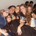 Lua Blanco Instagram - essa semana choveu #tbt na minha horta! minha antiga turma da faculdade de Letras abriu um grupo pra combinar um reencontro, e em uma semana já estamos inundados de recordações e fotografias perdidas da época pré smartphone. obrigada @quel87_ e @influencerentediada por terem fotografado tanto e terem esses arquivos guardados. selecionei algumas das muitas fotos pra mostrar pra vcs como eu era com 20 anos.🥹🥰 ps: as fotos 1 e 2 são do primeiro ensaio da nossa banda ever, na casa da minha família e que marcou o início de uma era. fico muito feliz e grata de ver que continuo fazendo música com os meninos e que minhas melhores amigas continuam na minha vida desde aquela época. ♥️