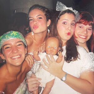 Lua Blanco Instagram - essa semana choveu #tbt na minha horta! minha antiga turma da faculdade de Letras abriu um grupo pra combinar um reencontro, e em uma semana já estamos inundados de recordações e fotografias perdidas da época pré smartphone. obrigada @quel87_ e @influencerentediada por terem fotografado tanto e terem esses arquivos guardados. selecionei algumas das muitas fotos pra mostrar pra vcs como eu era com 20 anos.🥹🥰

ps: as fotos 1 e 2 são do primeiro ensaio da nossa banda ever, na casa da minha família e que marcou o início de uma era. fico muito feliz e grata de ver que continuo fazendo música com os meninos e que minhas melhores amigas continuam na minha vida desde aquela época. ♥️
