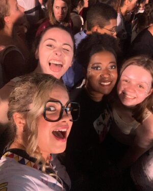 Lua Blanco Instagram - ontem vi um dos maiores espetáculos que já vi na vida, passei o maior calor que já passei na vida, e me diverti como nunca! que alegria finalmente cantar essas músicas ao vivo! meus sentimentos à família e amigos da ana benevides, a fã que perdemos no início do show. espero que medidas sejam tomadas pra todo mundo ter água e condições decentes nos shows daqui pra frente. @taylorswift #therastour