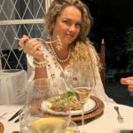 Lua Blanco Instagram – um réveillon delicioso e tranquilo em casa. como está sendo o seu? aqui vão meus votos por um ano novo de paz, equilíbrio e desintoxicação. esse ano não nos escapa!✌🏼#2024