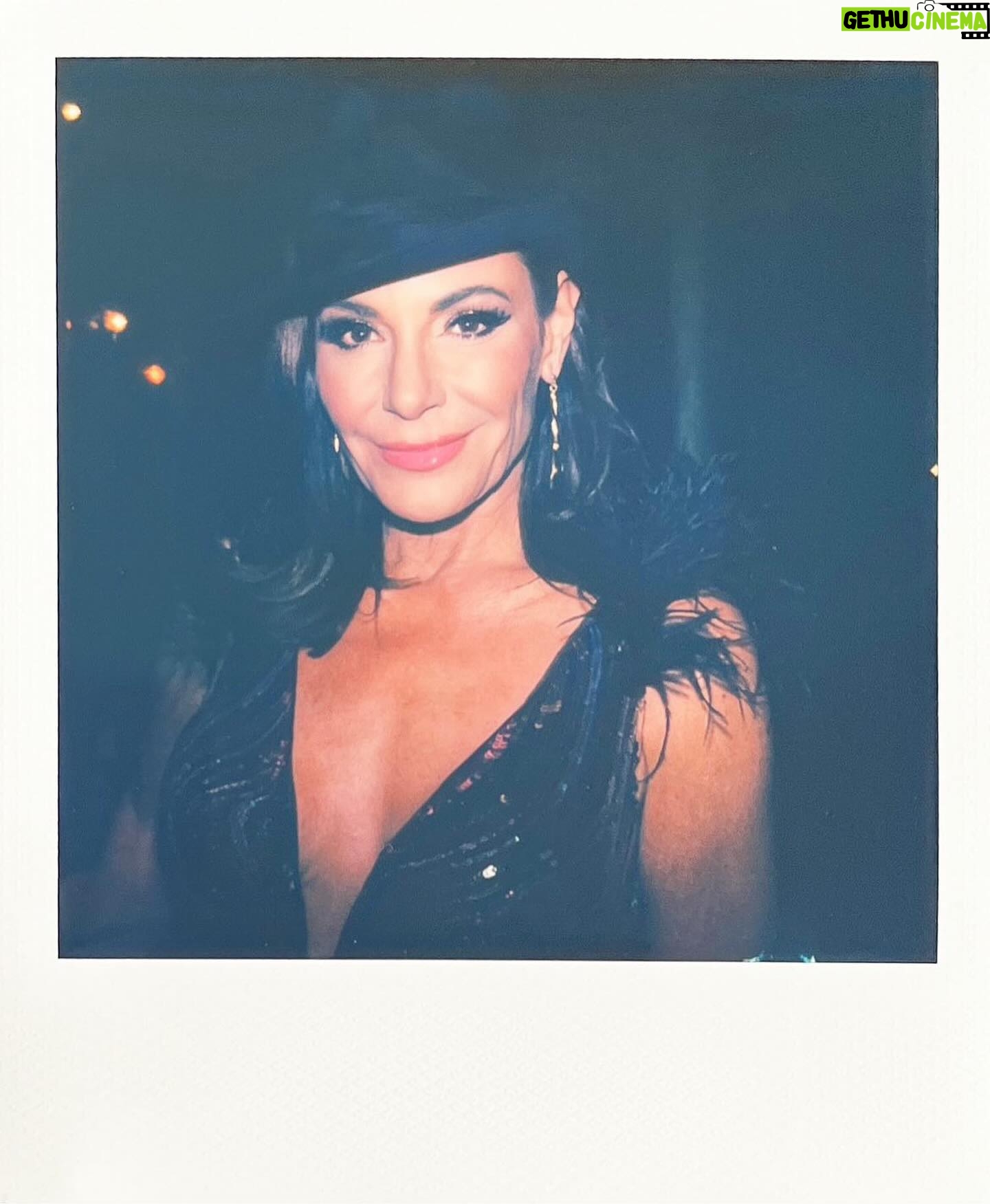 Luann de Lesseps Instagram - Who doesn’t love a good Polaroid? What a blast💥 presenting the award for “Best Cabaret” at the @glamawards! Congratulations to all of the winners👏 I love my queens 👑. Come to the cabaret! For tickets, go to countessluann.com💋