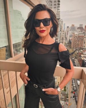 Luann de Lesseps Instagram - Here’s lookin at ya KITS 😉
🕶️ @kitseyecare 
💄💇‍♀️ @spencerwellscreative