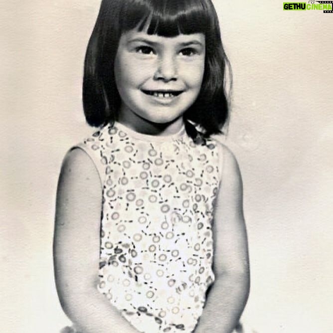 Luann de Lesseps Instagram - Little me is about to hit the big stage at @Foxwoods! Can’t wait to get back home ❤️Connecticut…March 2nd All new show #MarryFKill - tickets, countessluann.com🍎💥 #tbt 📸 @bruglikas 💄 💇♀️ @spencerwellscreative