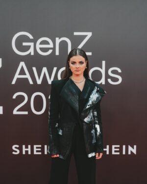 Lucía de la Puerta Instagram - Ayer en los @genzawards, muchas gracias por invit y a todxs vosotrxs por el apoyo, sois lo mejor 💙

📸: @miguelroman_a