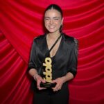 Lucía de la Puerta Instagram - Bua estaba suuper nerviosa… asi q os dejo algo por aqui… Hoy, no puedo hacer otra cosa que agradecer, lo primero de todo, a todas las personas que me han votado y que me apoyan, que invierten tiempo en mi, de corazón, porque sigo sin creérmelo. Gracias y OS LO DEDICO🖤❤️‍🩹.La gente que estaba nominada conmigo es maravilosa y les admiro un montón y lo tenían igual de merecido. Por otra parte, gracias a mis padres por haber confiando en mi, en que se puede compaginar medicina con; luchar por el sueño de ser actriz y cantante. El hecho de que haya sido difícil, me ha abierto este mundo de redes que es increible y al final cuando alguien quiere mucho algo, va a hacer lo imposible para lo consegurilo. Voy a darlo todo, y os prometo que me voy a aprovechar esta oportunidad que la vida y vosotros me estáis dando; y me voy a esforzar y trabajar al máximo para daros lo mejor de mi. Por último, gracias a la organización por hacer estos @premiosidolo y valorar el trabajo de los creadores de contenido; a mis hermanas y a mis amigos que han estado siempre ahi en lo bueno y en lo malo, a mi agencia youplanet y a meri que me lleva. Asimismo, gracias a magno que ha confiado en mi desde el minuto 1 y me esta ayudando muchisimo. Pronto vienen mas cosas y a por ello con muchas ganas ... 🎶DEAB🖤