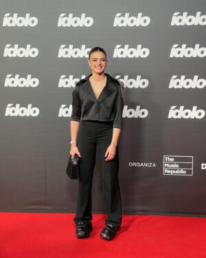 Lucía de la Puerta Instagram - Bua estaba suuper nerviosa… asi q os dejo algo por aqui…

Hoy, no puedo hacer otra cosa que agradecer, lo primero de todo, a todas las personas que me han votado y que me apoyan, que invierten tiempo en mi, de corazón, porque sigo sin creérmelo. Gracias y OS LO DEDICO🖤❤️‍🩹.La gente que estaba nominada conmigo es maravilosa y les admiro un montón y lo tenían igual de merecido.

Por otra parte, gracias a mis padres por haber confiando en mi, en que se puede compaginar medicina con; luchar por el sueño de ser actriz y cantante. El hecho de que haya sido difícil, me ha abierto este mundo de redes que es increible y al final cuando alguien quiere mucho algo, va a hacer lo imposible para lo consegurilo.

Voy a darlo todo, y os prometo que me voy a aprovechar esta oportunidad que la vida y vosotros me estáis dando; y me voy a esforzar y trabajar al máximo para daros lo mejor de mi.

Por último, gracias a la organización por hacer estos @premiosidolo y valorar el trabajo de los creadores de contenido; a mis hermanas y a mis amigos que han estado siempre ahi en lo bueno y en lo malo, a mi agencia youplanet y a meri que me lleva. Asimismo, gracias a magno que ha confiado en mi desde el minuto 1 y me esta ayudando muchisimo. Pronto vienen mas cosas y a por ello con muchas ganas ... 🎶DEAB🖤