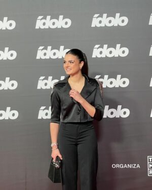 Lucía de la Puerta Instagram - Bua estaba suuper nerviosa… asi q os dejo algo por aqui…

Hoy, no puedo hacer otra cosa que agradecer, lo primero de todo, a todas las personas que me han votado y que me apoyan, que invierten tiempo en mi, de corazón, porque sigo sin creérmelo. Gracias y OS LO DEDICO🖤❤️‍🩹.La gente que estaba nominada conmigo es maravilosa y les admiro un montón y lo tenían igual de merecido.

Por otra parte, gracias a mis padres por haber confiando en mi, en que se puede compaginar medicina con; luchar por el sueño de ser actriz y cantante. El hecho de que haya sido difícil, me ha abierto este mundo de redes que es increible y al final cuando alguien quiere mucho algo, va a hacer lo imposible para lo consegurilo.

Voy a darlo todo, y os prometo que me voy a aprovechar esta oportunidad que la vida y vosotros me estáis dando; y me voy a esforzar y trabajar al máximo para daros lo mejor de mi.

Por último, gracias a la organización por hacer estos @premiosidolo y valorar el trabajo de los creadores de contenido; a mis hermanas y a mis amigos que han estado siempre ahi en lo bueno y en lo malo, a mi agencia youplanet y a meri que me lleva. Asimismo, gracias a magno que ha confiado en mi desde el minuto 1 y me esta ayudando muchisimo. Pronto vienen mas cosas y a por ello con muchas ganas ... 🎶DEAB🖤
