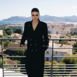Lucía de la Puerta Instagram - Primera vez en el festival de CANNES 🥹🇫🇷 #maquillaje por @lorealparis @veroluna.makeup Outfit: @palomasuarez.studio @aflameconcept Foto: @monisiie #pelo por @lorealparis @veroluna.makeup @youplanet.es La última foto es mi mood 🥹🖤