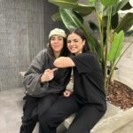 Lucía de la Puerta Instagram – OHANA significa familia, no sólo en la que creces sino aquella en la que creas día a día, con la que compartes momentos y en la que te apoyas. Podría decirse que es algo así como la familia que tú eliges y que nunca te abandona. Estos meses no han sido los mejores para mi, pero aun así, ahí habéis estado, con cada mensaje, video, abrazo… así que quería agradecéroslo de alguna forma y  llevaros conmigo. Esto es solo el principio, y es tanto mío como vuestro, os quiero🖤