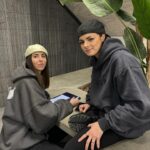 Lucía de la Puerta Instagram – OHANA significa familia, no sólo en la que creces sino aquella en la que creas día a día, con la que compartes momentos y en la que te apoyas. Podría decirse que es algo así como la familia que tú eliges y que nunca te abandona. Estos meses no han sido los mejores para mi, pero aun así, ahí habéis estado, con cada mensaje, video, abrazo… así que quería agradecéroslo de alguna forma y  llevaros conmigo. Esto es solo el principio, y es tanto mío como vuestro, os quiero🖤